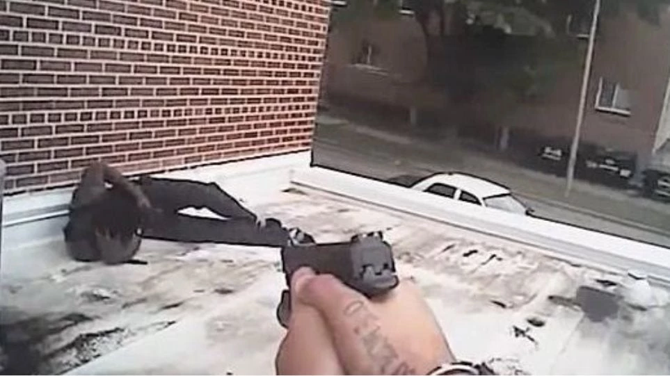 Βίντεο σοκ: Αμερικανοί αστυνομικοί πυροβολούν μαύρο νεαρό επειδή… κρατούσε κινητό